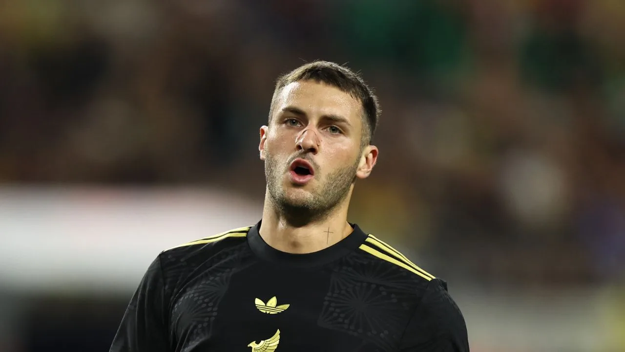 Santiago Gimenez, jugador del AC Milan con el uniforme de la Selección Mexicana. 