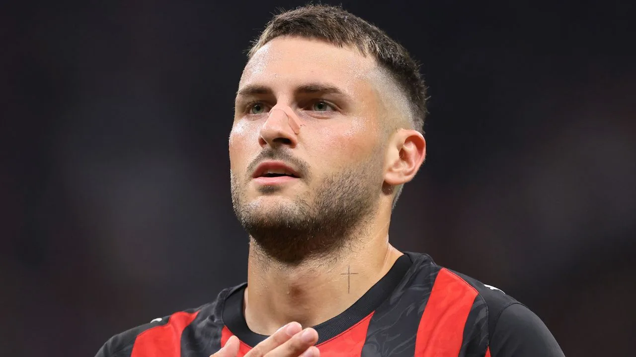 Por qué no juega Santiago Gimenez con el AC Milan vs Inter en el clásico de la Serie A.