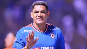 Cruz Azul vs Pumas: la tremenda patada que recibió Toro Fernández, asustó a toda la Máquina y debió ser roja