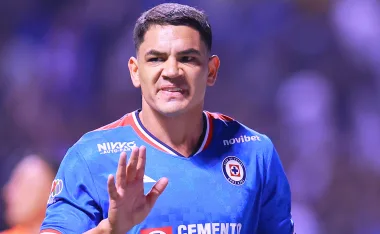 Toro Fernández anota doblete, pero recibe temerosa patada.