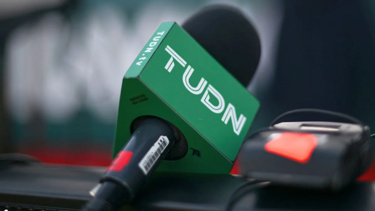 Querida conductora de TUDN da la mejor noticia de todas en plena transmisión del América vs Chivas Querida conductora de TUDN da la mejor noticia de todas en plena transmisión del América vs Chivas.