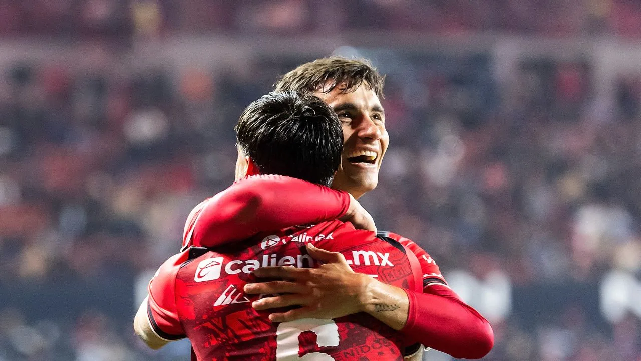 Unai Bilbao y Alejandro Gómez de los Xolos de Tijuana, tras celebrar un gol. 
