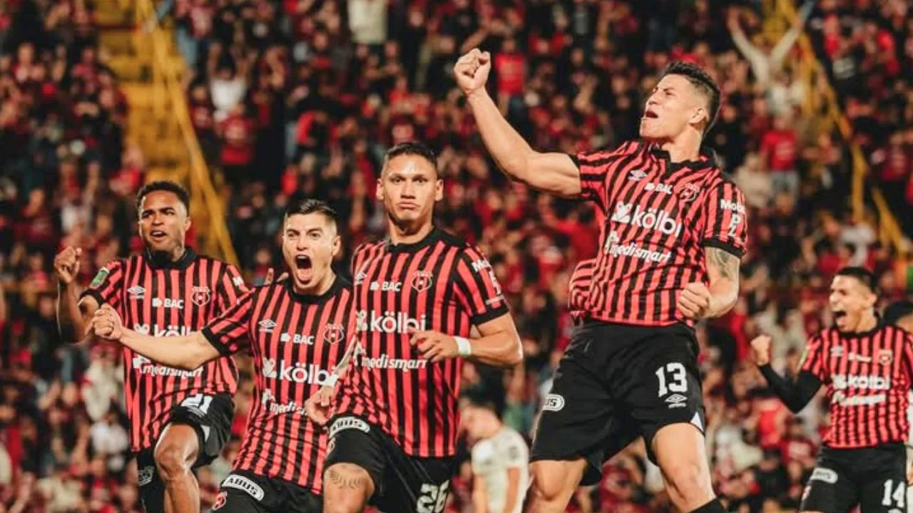 Carlos Vela toma por sorpresa a la Liga MX y presume éxitos con el Alajuelense.