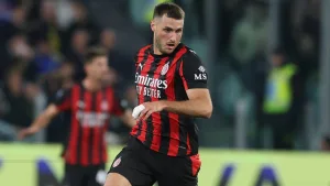 Por qué no juega Santiago Giménez hoy en el partido Torino vs AC Milan por la fecha 14 de la Serie A