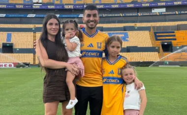Ángel Correa junto a su familia en su llegada a Tigres