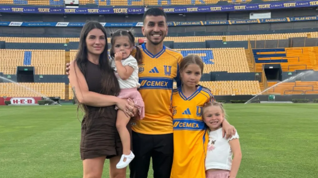 Ángel Correa junto a su familia en su llegada a Tigres