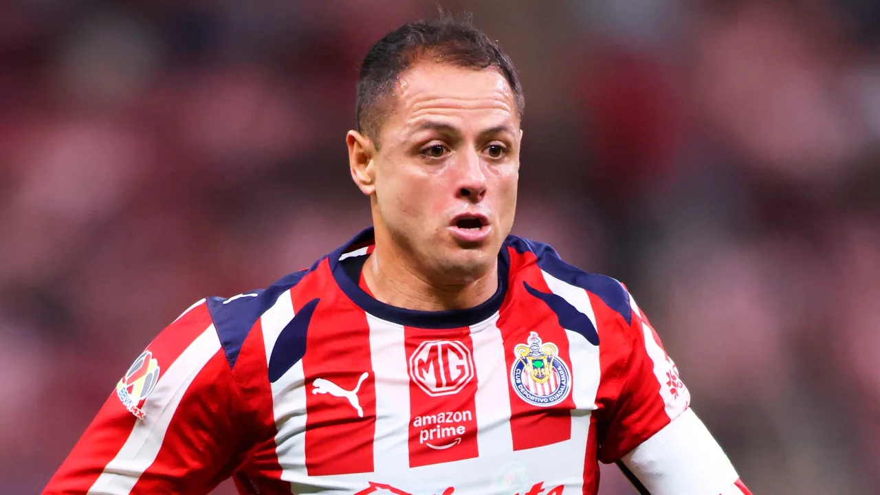 Chivas anuncia la salida de Chicharito Hernández con emotivo mensaje.
