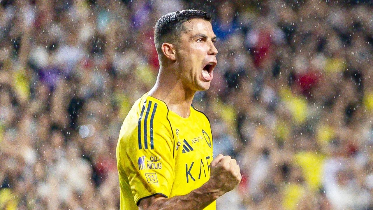 Cristiano Ronaldo presume su gran físico en redes sociales.