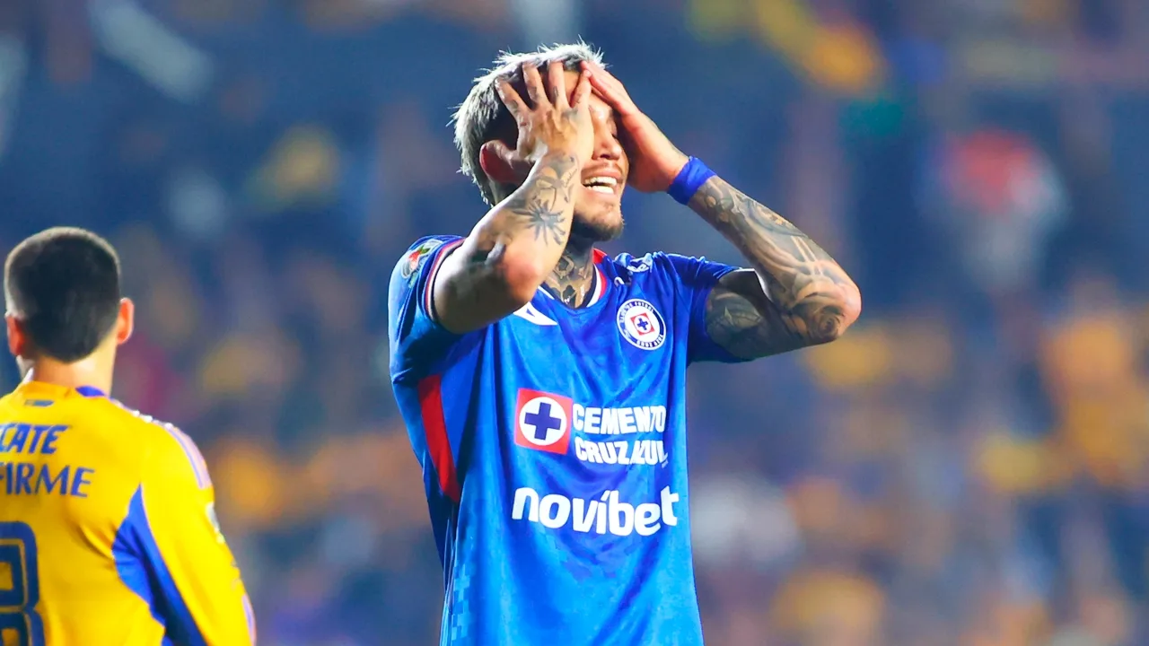 Cruz Azul se desprendería de 3 futbolistas extranjeros para 2026.