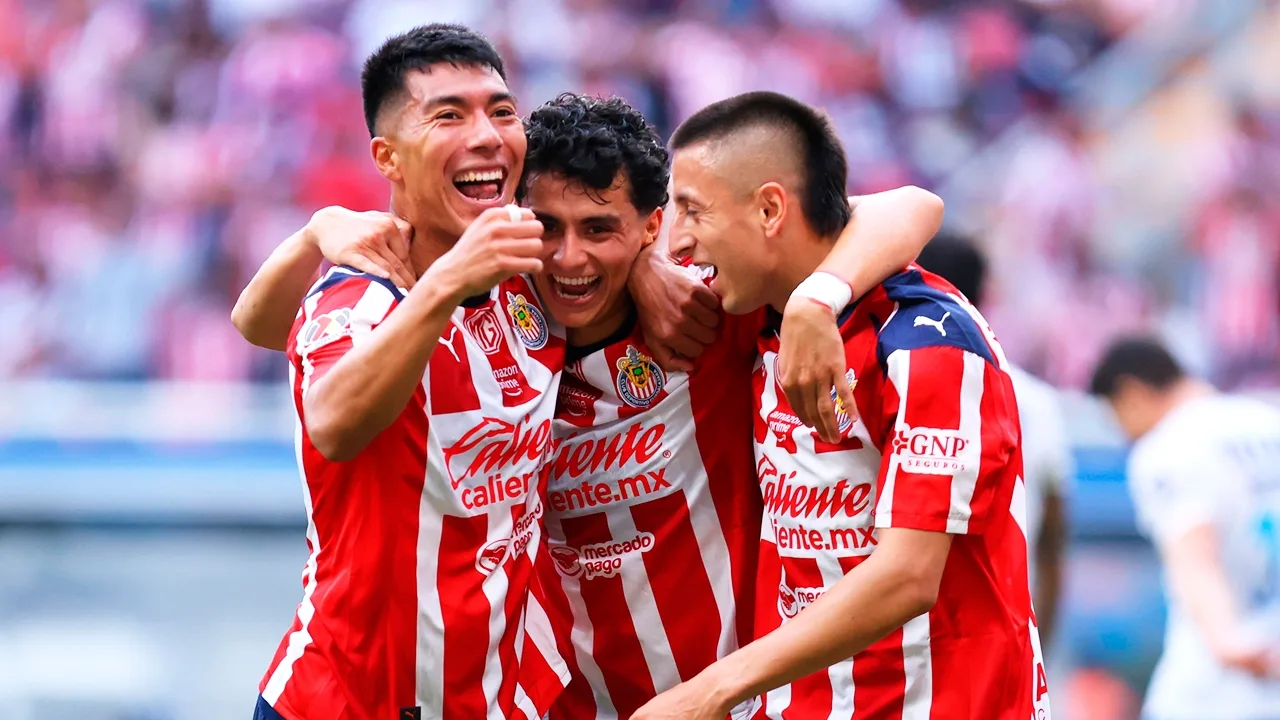Figura de Chivas es elogiado por la Liga MX.