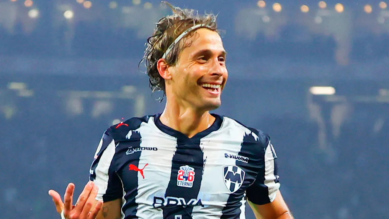 Sergio Canales entrena futbol americano con los Borregos.