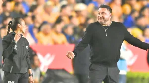 Turco Mohamed pierde la cabeza con el arbitraje de Tigres vs Toluca en la final de ida del Apertura 2025