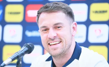 En las últimas horas, Aaron Ramsey volvió a lucir los colores del conjunto universitario causando revuelo en redes sociales.