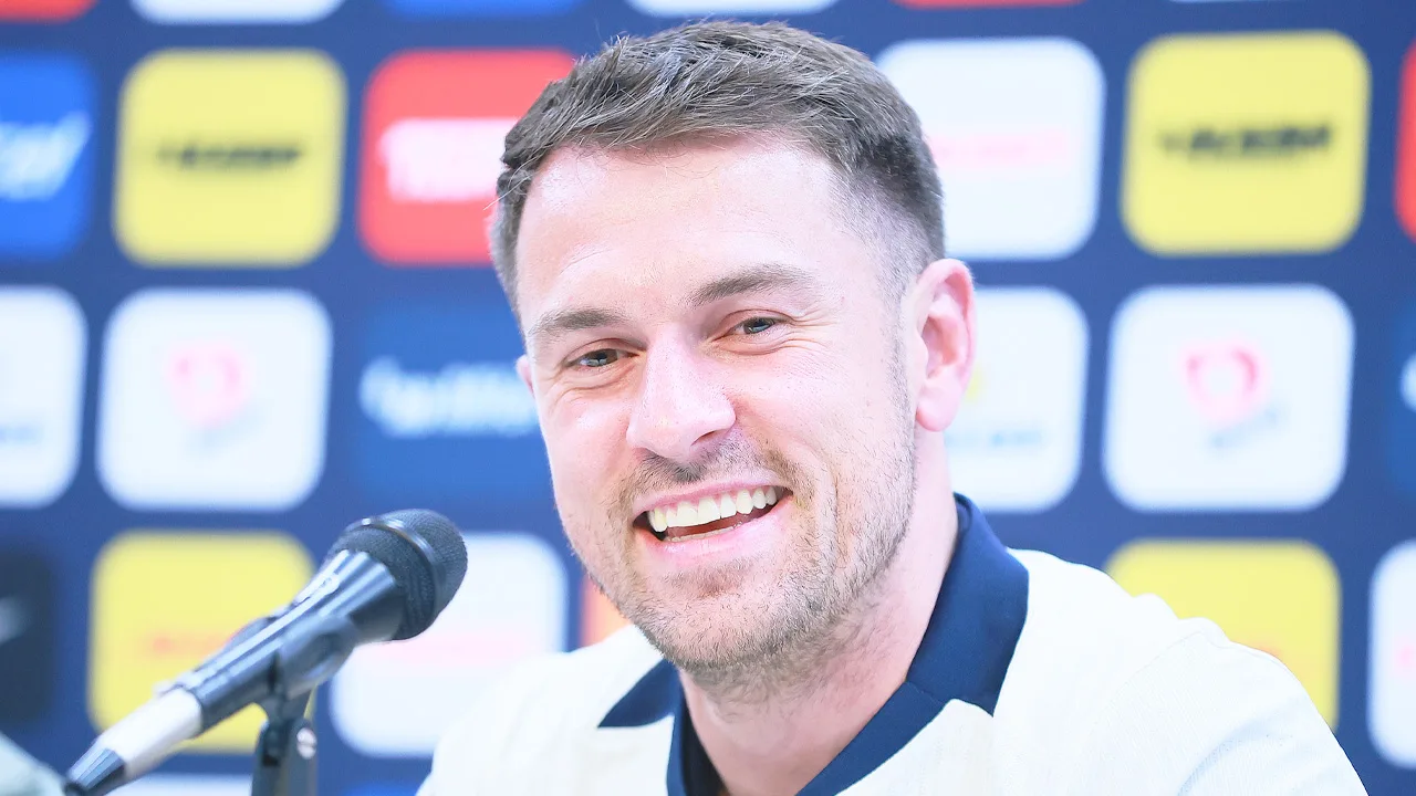 En las últimas horas, Aaron Ramsey volvió a lucir los colores del conjunto universitario causando revuelo en redes sociales.