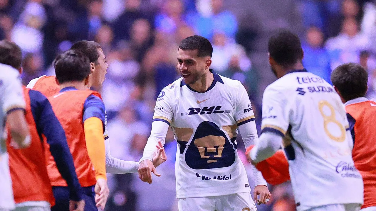 Alan Medina y sus compañeros celebran un gol de Pumas en el Apertura 2025. 