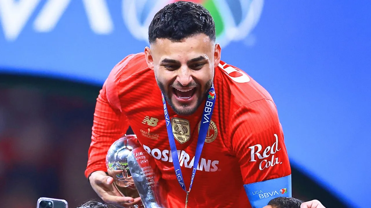El excéntrico festejo de Alexis Vega por el Bicampeonato del Toluca que lo hizo enseñar de más.