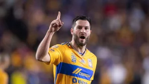 En pleno Toluca vs Tigres Gignac estalla y se encara con el árbitro auxiliar: ¿Rencor por el pasado?