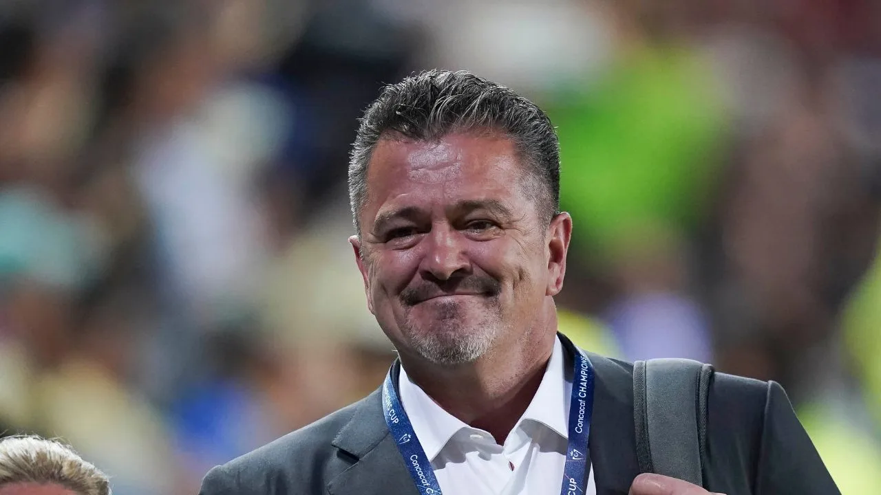 Carlos Hermosillo, leyenda del futbol mexicano. 