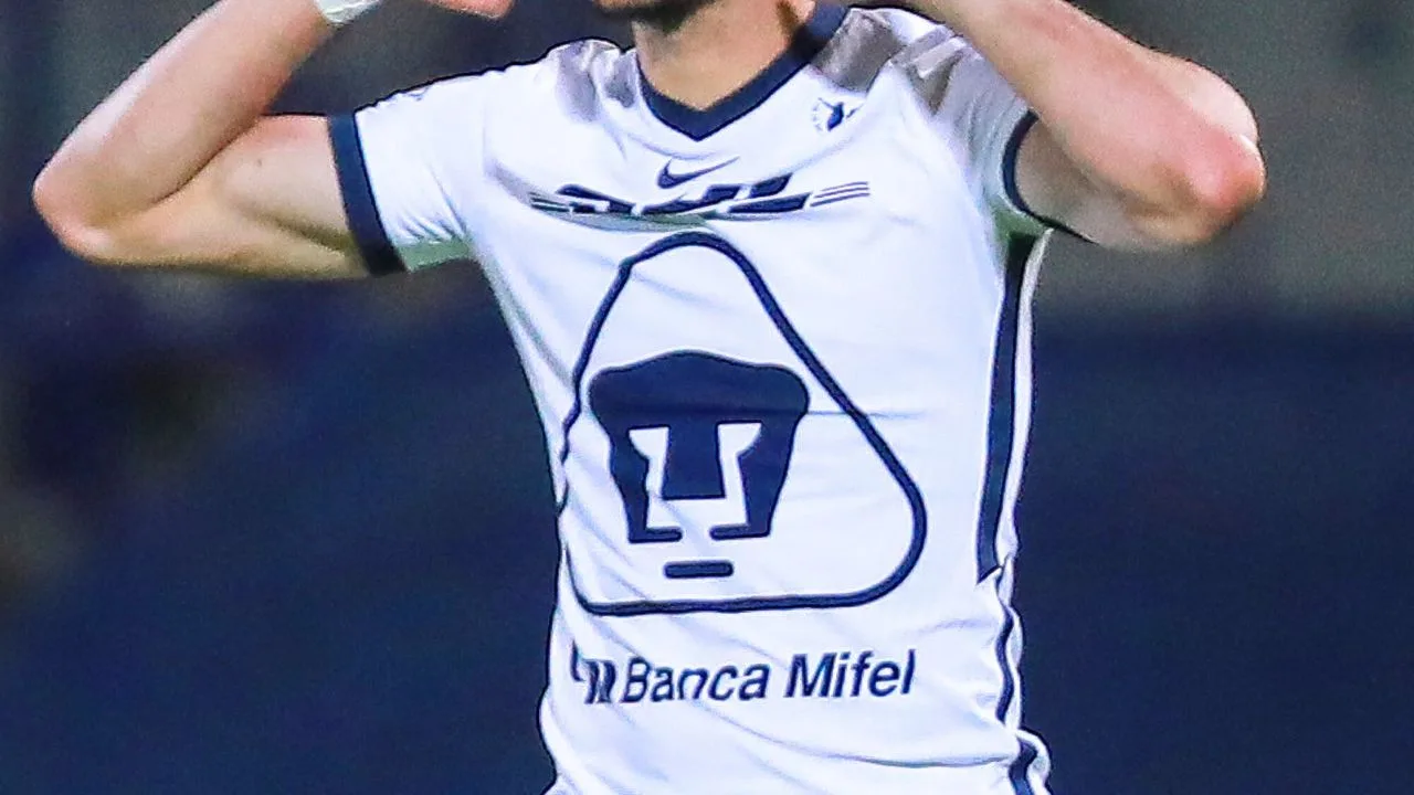 Pumas necesita con urgencia un delantero para el Clausura 2026 y desde Argentina un ex levanta la mano para volver.