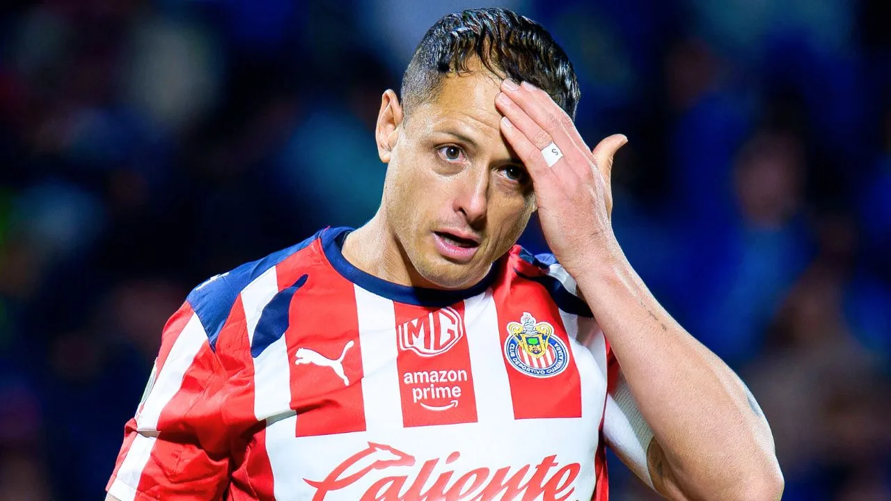 Chicharito Hernández protagoniza polémico mural en casa de famosa cantante.