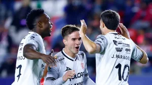 Necaxa ya da por perdidos a Diber Cambindo y Agustín Palavecino mientras Cruz Azul se frota las manos