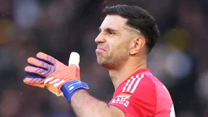 Dibu Martínez pierde la cabeza tras osote y dura goleada del Arsenal al Aston Villa