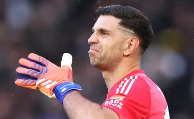 En el último juego del año, Dibu Martínez volvió a ser protagonista pero no por sus atajadas: otra escandalosa actitud con aficionados.