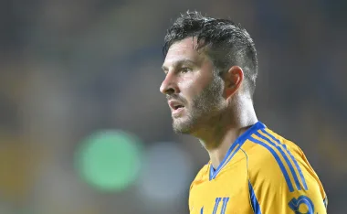 Gignac y un insólito momento en el aeropuerto de Monterrey.