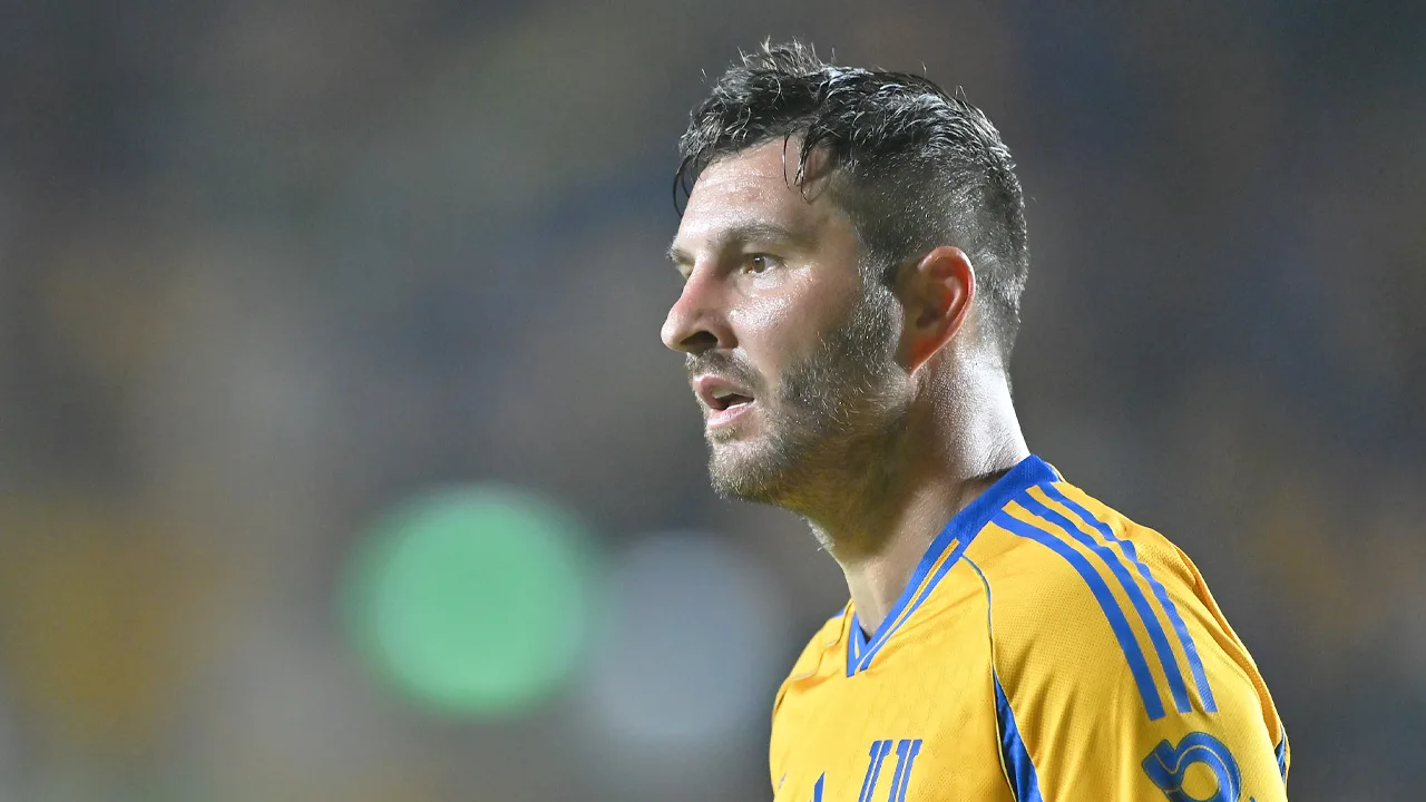 Gignac y un insólito momento en el aeropuerto de Monterrey.