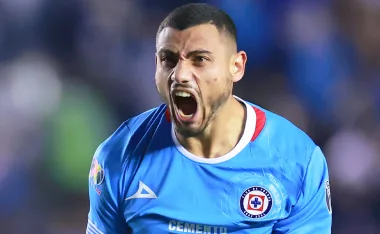 En las últimos días, el atacante europeo recibió distintas ofertas y Cruz Azul debe tomar una importante decisión para su venta.