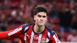 Hormiga González no hizo el viaje a Irapuato con Chivas por un delicado motivo: ¿Se va del equipo?