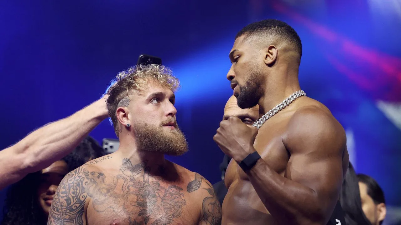 Jake Paul y Anthony Joshua, en el careo previo a su pelea. 