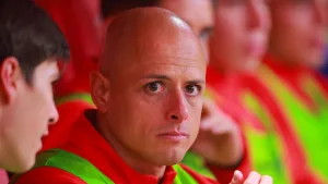 Tras error de Chicharito ante Cruz Azul sus compañeros de Chivas lo abandonan: ¿Vestidor roto?