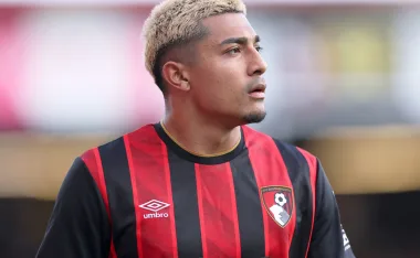 El defensa Julián Araujo no tiene continuidad en la Premier League y estaría muy cerca de salir para sumar minutos en histórico equipo.