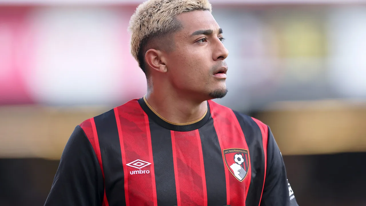 El defensa Julián Araujo no tiene continuidad en la Premier League y estaría muy cerca de salir para sumar minutos en histórico equipo.