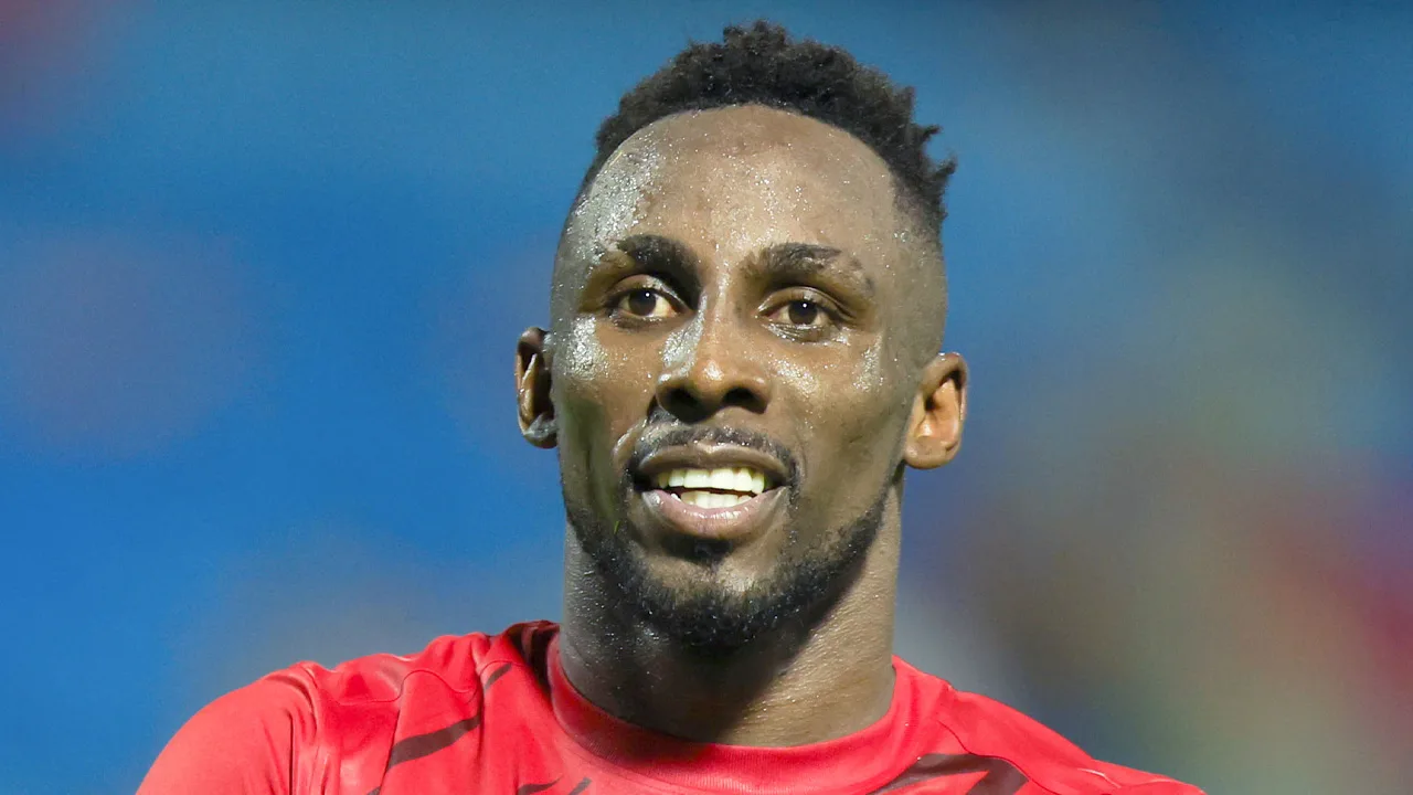 El fútbol árabe volvió y Julián Quiñones recibió críticas de parte de la afición. El delantero lanzó una dura respuesta.