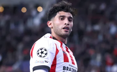 En este mercado de invierno, la directiva de Fulham busca delanteros para el próximo semestre y Raúl Jiménez tendrá que ganarse su lugar.