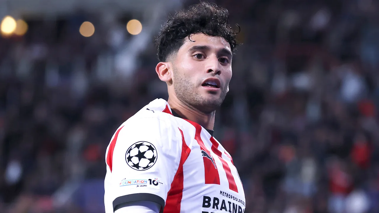 En este mercado de invierno, la directiva de Fulham busca delanteros para el próximo semestre y Raúl Jiménez tendrá que ganarse su lugar.