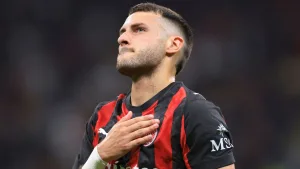 Santiago Gimenez tomaría drástica decisión en plenos rumores con el AC Milan y prende alarmas de Selección Mexicana