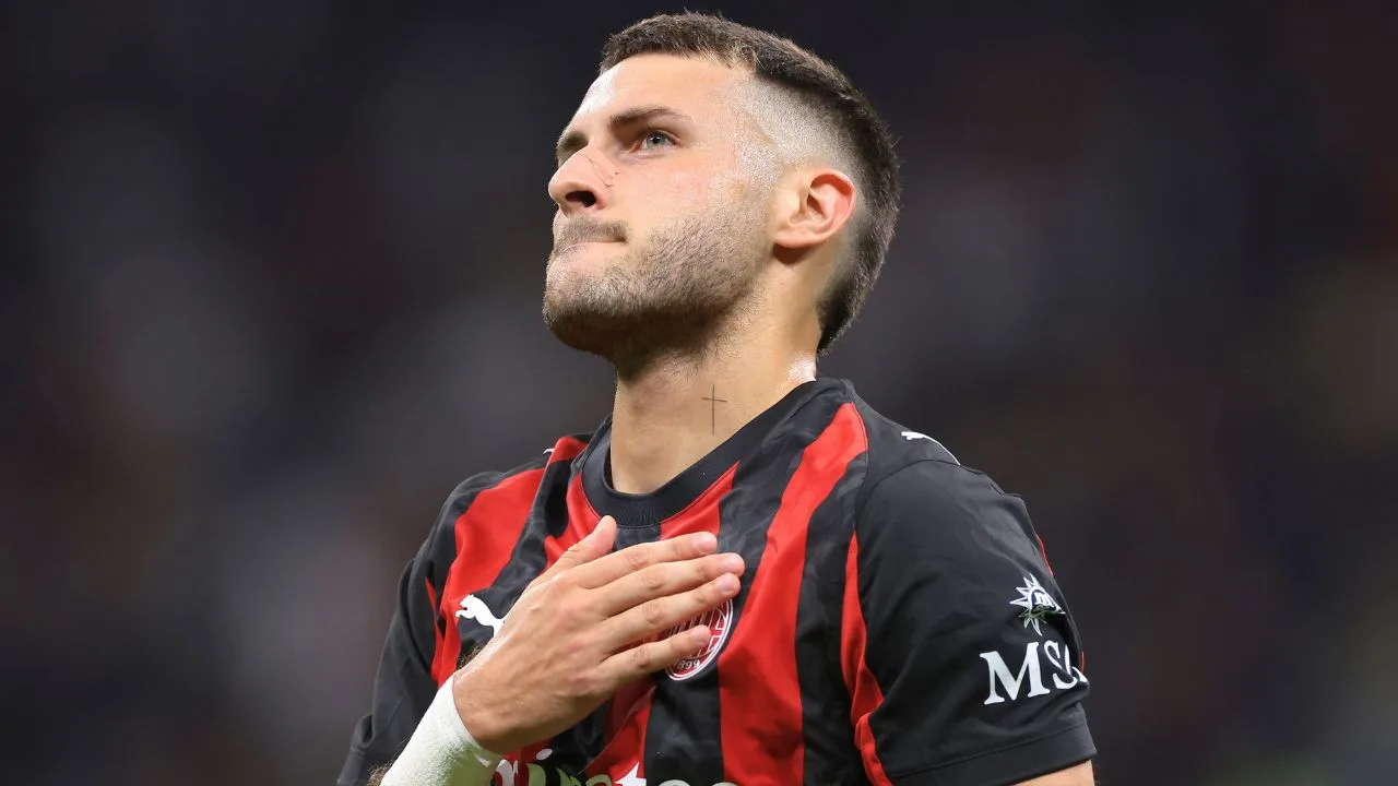 Santiago Gimenez tomaría drástica decisión en plenos rumores con el AC Milan y prende alarmas de Selección Mexicana.