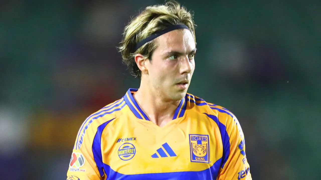 Sebastián Córdova rompe el silencio en medio de la polémica salida de Javier Aquino de Tigres y le lanzan advertencia.