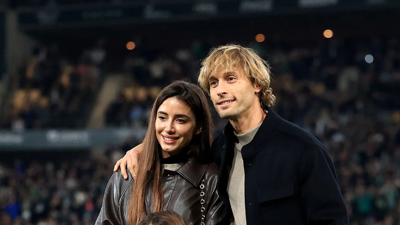 Sergio Canales y su espopsa, en el homenaje que le hicieron al jugador en el Betis. 