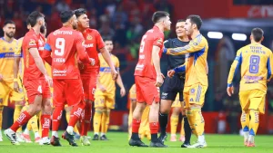 Tigres cae ante Toluca y uno de sus referentes pierde la cabeza: agresión y escándalo en el festejo