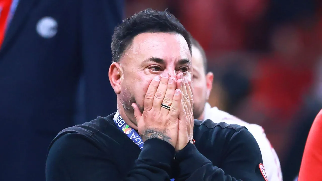 Turco Mohamed, DT del Toluca, tiene tremendo descuido frente a las cámaras en plena transmisión en vivo.