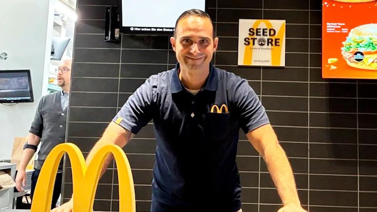 Alexander Nouri trabajando en un Mc Donald's.