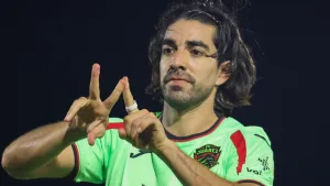 ¡Un a nueva jugadora! Rodolfo Pizarro conmovió a los fanáticos con su hija recién nacida