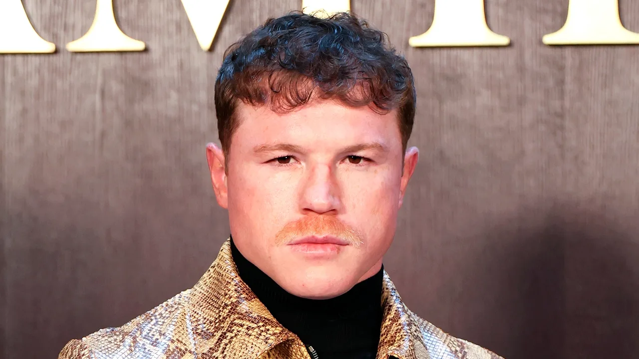 Canelo Álvarez luce atuendo millonario en desfile de moda.