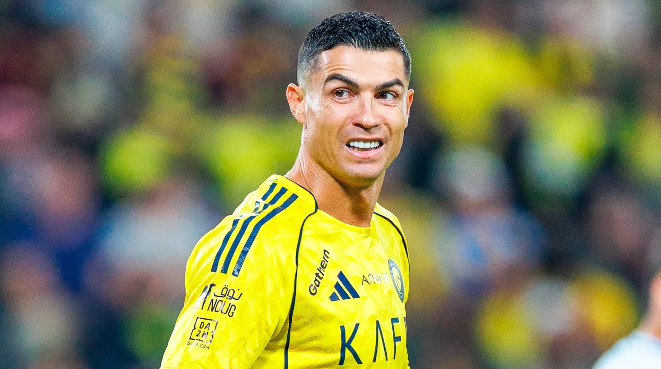 Cristiano Ronaldo reacciona al gol de Julián Quiñones.