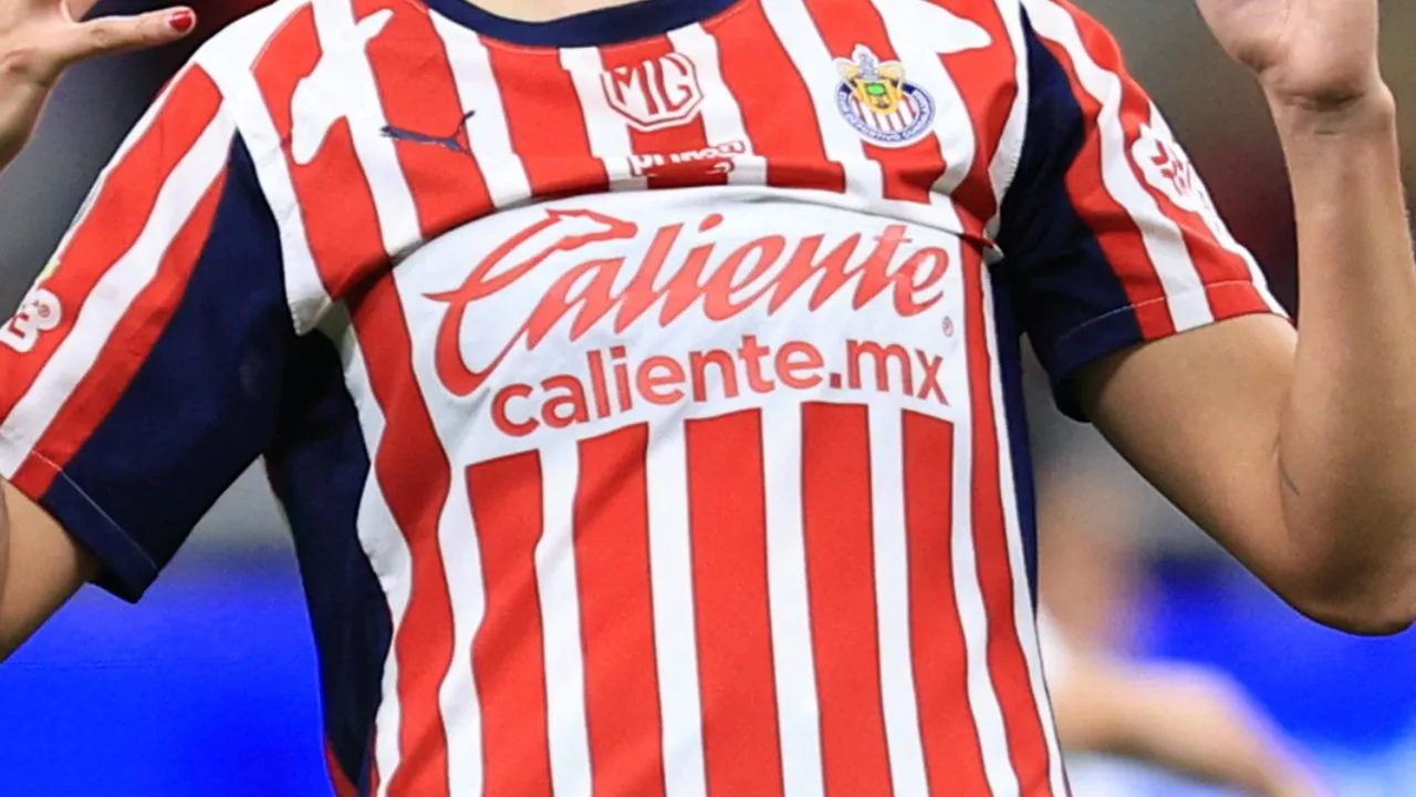 Uniforme de Chivas, equipo de la Liga MX Femenil.