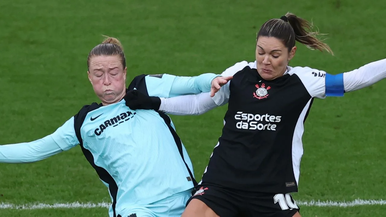 Emily Sonnett, del Gotham FC, y Zanotti Gabi, del SC Corinthians, durante el partido de semifinales de la Copa de Campeones Femenina de la FIFA 2026. El equipo de Concacaf ganó el boleto a la final. 